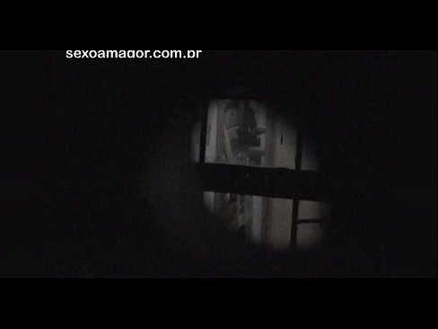 ❤️ Sarışın, içi boş tuğlaların arkasına gizlenmiş bir mahalle röntgencisi tarafından gizlice videoya alınır ❌ Porno bizde